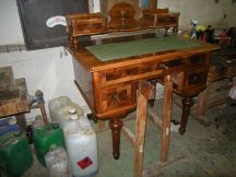 restaurování psacího stolu